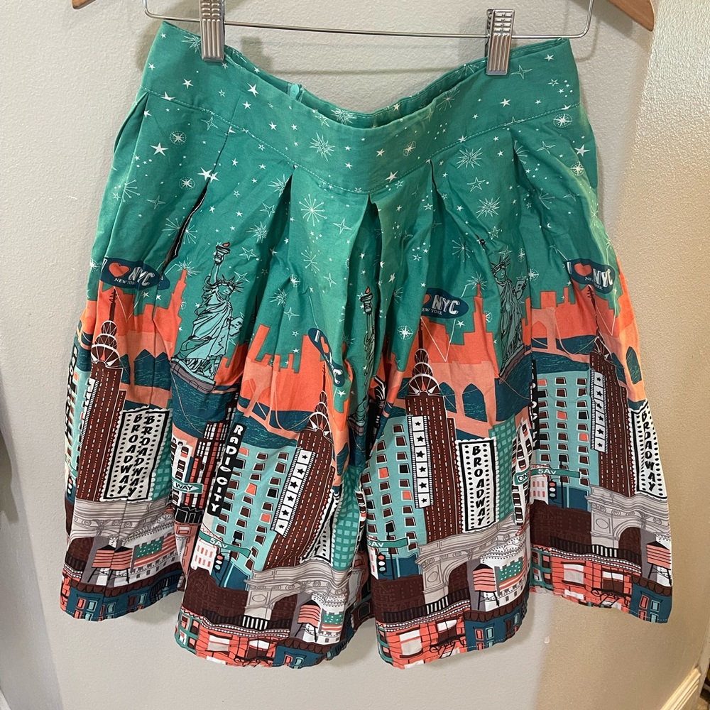New York City skyline pocketed pleated skirt